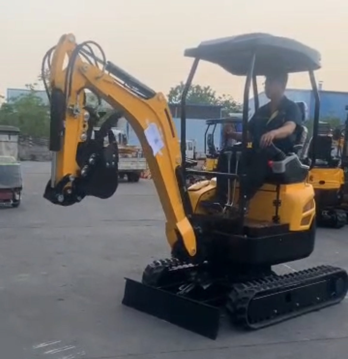 EX YOUTOP YT18 MINI EXCAVATOR W/ D902 KUBOTA DIESEL, SWING BOOM, EXPANDING TRACKS, 2 SPEED DRIVES, QUICK COUPLER, 32" CLEAN UP BUCKET